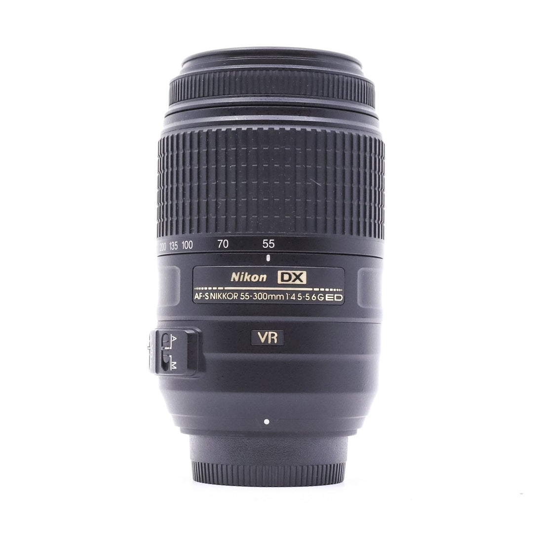 Nikon AF-S DX 55-300mm f/4.5-5.6G ED VR telephoto lens front view with focus ring and ClubCamera branding