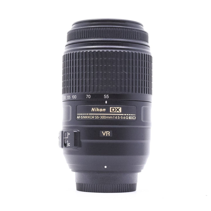 Nikon AF-S DX 55-300mm f/4.5-5.6G ED VR telephoto lens front view with focus ring and ClubCamera branding