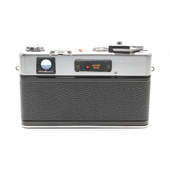 ClubCamera.com rear view of Yashica Electro 35 GSN showing battery check label, viewfinder window, and serial number
