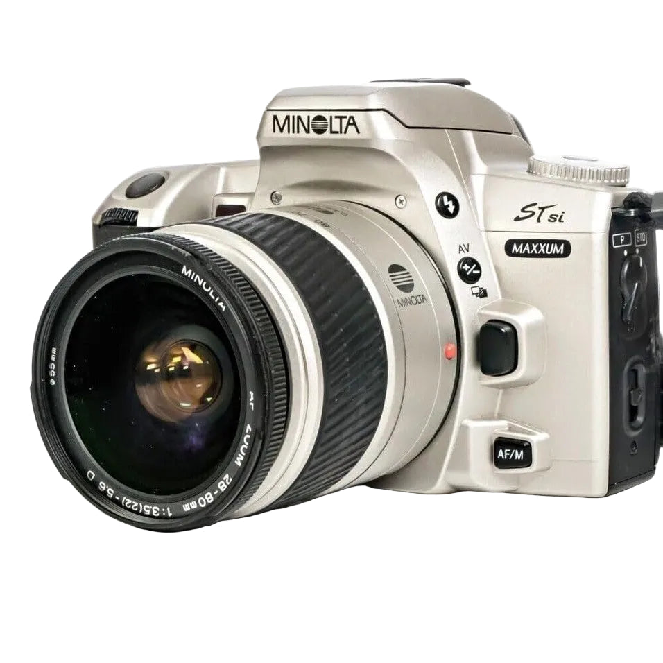 Front angle of silver Minolta Maxxum STsi SLR with AF 28-80mm lens and ribbed focus ring at ClubCamera.com