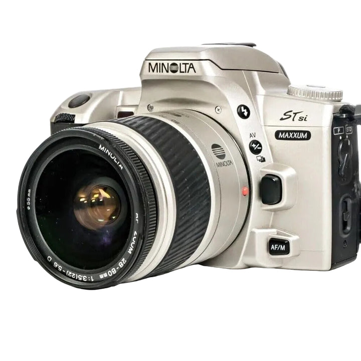 Front angle of silver Minolta Maxxum STsi SLR with AF 28-80mm lens and ribbed focus ring at ClubCamera.com